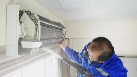 Teknisi mencuci indoor AC